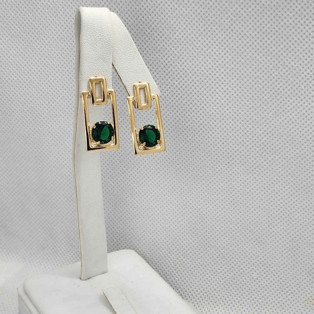 Brand New   Brazilian 18k Gold Filled Earrings with Round Green Gem